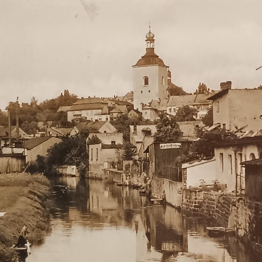 Dobová pohlednice Turnova od náhonu, v kroužku je vyznačena stavba na místě dnešního domu