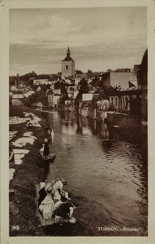 Historická pohlednice - ženy perou prádlo na břehu turnovského náhonu
