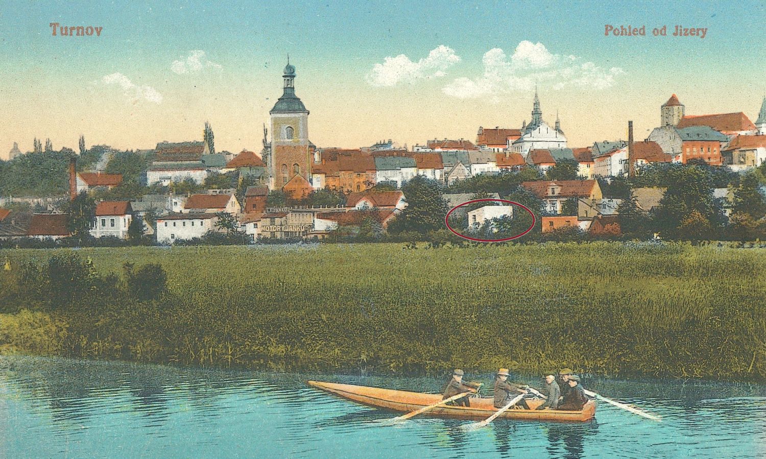 Kolorovaná pohlednice Turnova z roku 1920 - pohled od Jizery, loďka s veslaři